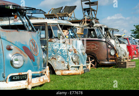 Rostigen VW Ratte Split Screen Volkswagen Wohnmobile bei einer VW-Show. England Stockfoto