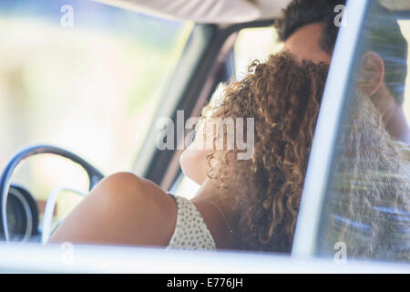 Paar genießt Auto fahren auf sonnigen Tag Stockfoto