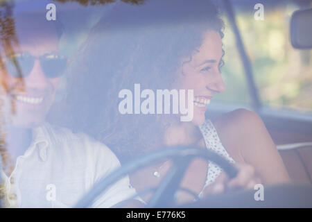 Paar genießt Auto fahren zusammen auf sonnigen Tag Stockfoto