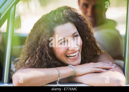 Frau auf Autotür während Autofahrt Stockfoto