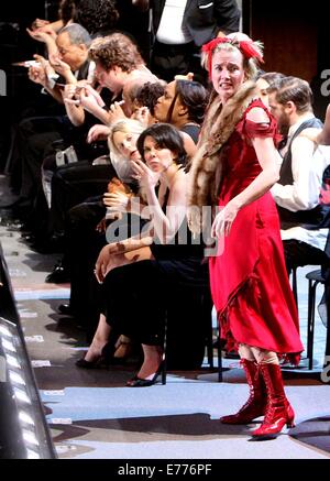 Opening Night der New Yorker Philharmoniker Sweeney Todd, Avery Fisher Hall - Akt statt.  Mitwirkende: Emma Thompson Wo: New York, New York, Vereinigte Staaten von Amerika bei: 6. März 2014 Stockfoto