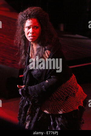 Opening Night der New Yorker Philharmoniker Sweeney Todd, Avery Fisher Hall - Akt statt.  Mitwirkende: Audra McDonald Where: New York, New York, Vereinigte Staaten von Amerika bei: 6. März 2014 Stockfoto