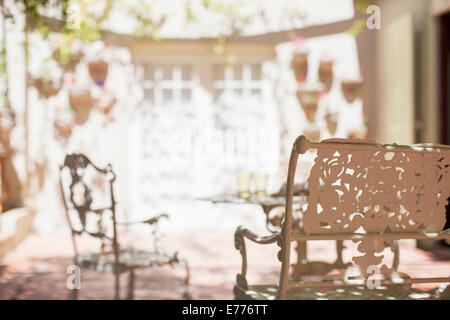 Outdoor-Esstisch auf Hinterhof Terrasse Stockfoto