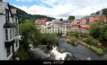 Eine Ansicht von Llangollen Railway Station und den Fluss Dee in Denbighshire, North Wales, UK KATHY DEWITT Stockfoto