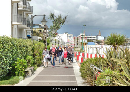 Caorle, Veneto, Italien. Mai 2014 Menschen Spaziergänge entlang der Promenade an der Adria-Küste im Ferienort Caorle Stockfoto