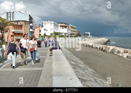 Caorle, Veneto, Italien. Mai 2014 Menschen Spaziergänge entlang der Promenade an der Adria-Küste im Ferienort Caorle Stockfoto