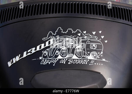 Auf Buggin Cartoon auf der Rückseite eines Volkswagen VW Käfer lackiert Stockfoto