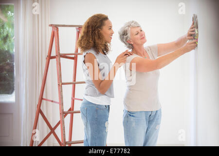 Zwei Frauen, die Entscheidung über Wandfarbe zusammen Stockfoto
