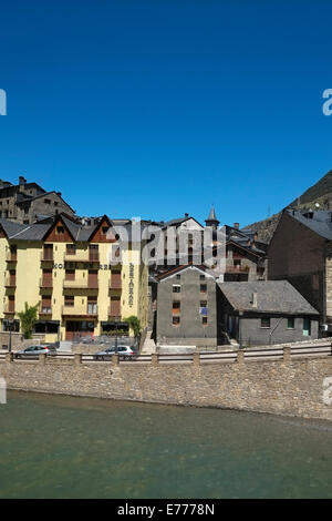 Blick auf Llavorsi Dorf Fluss Noguera Pallaresa in Provinz von Lleida Katalonien Spanien Stockfoto