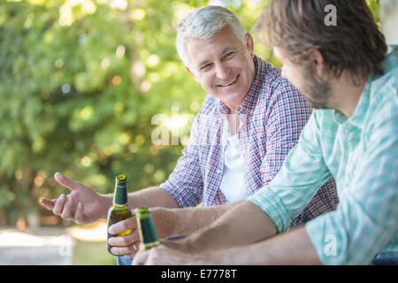 Vater und Sohn im Freien trinken Stockfoto