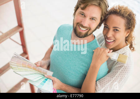 Paar auf der Suche durch Farbkarten zusammen Stockfoto