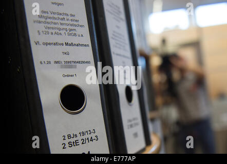 Düsseldorf, Deutschland. 8. Sep, 2014. Dateien für den Prozeß des eine versuchten Bombenanschlag auf den Hauptbahnhof in Bonn sind in einem Gerichtssaal des Oberlandesgerichts in Düsseldorf, Deutschland, 8. September 2014 abgebildet. Der Prozess gegen vier verdächtige islamistische Terroristen hat unter strengen Sicherheitsvorkehrungen begonnen. Einer der Angeklagten soll eine Bombe in den Hauptbahnhof in Bonn im Dezember 2012 gelegt haben. Bildnachweis: Dpa picture Alliance/Alamy Live News Stockfoto