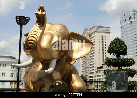 Goldenen Elefanten-Statue durch die Stufe der Garten Bar auf der Dachterrasse im Rex Hotel in Ho-Chi-Minh-Stadt, Vietnam. Stockfoto