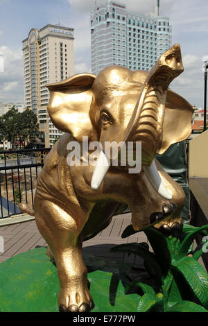 Goldenen Elefanten-Statue durch die Stufe der Garten Bar auf der Dachterrasse im Rex Hotel in Ho-Chi-Minh-Stadt, Vietnam. Stockfoto