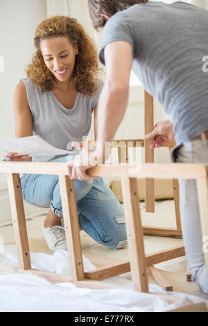 Paar Gebäude Möbel zusammen Stockfoto