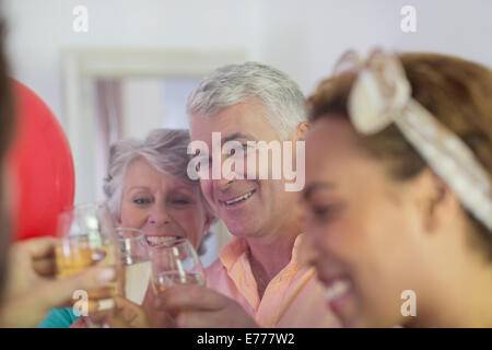 Familienfest mit Getränken Stockfoto