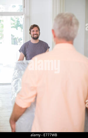 Vater und Sohn tragen couch Stockfoto