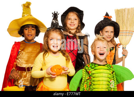 Enger-Shooting der fünf Kinder in Halloween-Kostümen Stockfoto