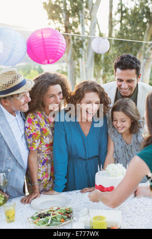 Familie feiert Geburtstag mit Familie Stockfoto