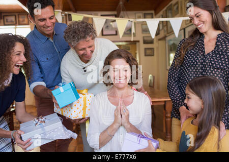 Ältere Frau Geschenk von Familie gegeben werden Stockfoto