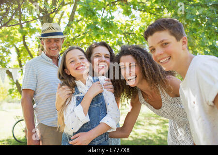 Lächelnde Familie zusammen spielen Stockfoto