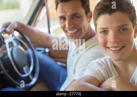Vater und Sohn zusammen im Auto fahren Stockfoto