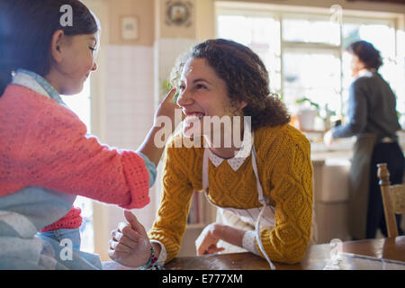 Mutter und Tochter spielen in der Küche Stockfoto