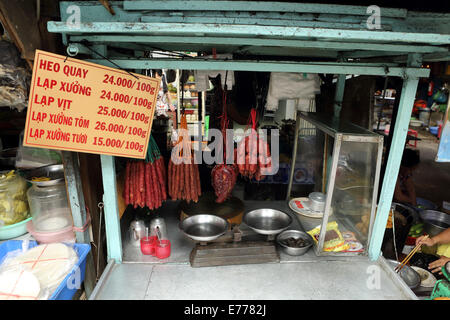 Würste zum Verkauf an ein Fastfood-Cart in Ho-Chi-Minh-Stadt, Vietnam. Stockfoto