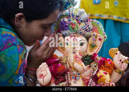 Neu-Delhi, Indien. 8. Sep, 2014. Eine indische Anhänger bereitet ein Idol der elefantenköpfige Hindugott Ganesha an einem Fluss am letzten Tag des Ganesh Charturthi Festivals in New Delhi, der Hauptstadt von Indien, 8. September 2014 einzutauchen. Hinduistische Gläubigen gefeiert Ganesh Chaturthi zu Ehren des Gottes Ganesha, der elefantenköpfige, Remover von Hindernissen und dem Gott der Anfänge und der Weisheit, während das elf Tage lang Festival, das mit dem Eintauchen der Idole in verschiedenen Gewässern schließt. Bildnachweis: Zheng Huansong/Xinhua/Alamy Live-Nachrichten Stockfoto