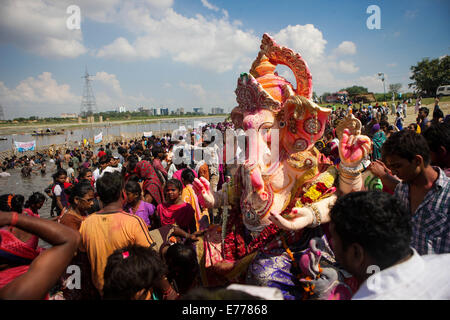 Neu-Delhi, Indien. 8. Sep, 2014. Indische Anhänger vorzubereiten, ein Idol der elefantenköpfige Hindugott Ganesha an einem Fluss am letzten Tag des Ganesh Charturthi Festivals in New Delhi, der Hauptstadt von Indien, 8. September 2014 einzutauchen. Hinduistische Gläubigen gefeiert Ganesh Chaturthi zu Ehren des Gottes Ganesha, der elefantenköpfige, Remover von Hindernissen und dem Gott der Anfänge und der Weisheit, während das elf Tage lang Festival, das mit dem Eintauchen der Idole in verschiedenen Gewässern schließt. Bildnachweis: Zheng Huansong/Xinhua/Alamy Live-Nachrichten Stockfoto