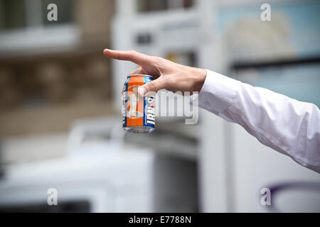 Edinburgh, Schottland. 8. Sep, 2014. Bild zeigt Jim Murphy MP hält seine Dose Irn Bru während seiner "100 Straßen in 100 Tagen" tour in Grassmarket Gegend von Edinburgh vor dem versoffen Referendum, UK Credit: Jeff Gilbert/Alamy Live News Stockfoto