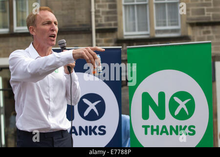 Edinburgh, Schottland. 8. Sep, 2014. Bild zeigt Jim Murphy MP Fortsetzung seiner "100 Straßen in 100 Tagen" tour in Grassmarket Gegend von Edinburgh vor dem versoffen Referendum, UK Credit: Jeff Gilbert/Alamy Live News Stockfoto