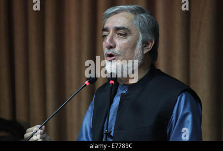 Kabul, Afghanistan. 8. Sep, 2014. Afghanische Präsidentschaftskandidat Abdullah Abdullah spricht während einer Pressekonferenz in Kabul, Afghanistan am 8. September 2014. Afghanische Präsidentschaftskandidat Abdullah Abdullah am Montag Sieg bei den anhaltenden Präsidentschaftswahlen und sagte auch, dass der politische Prozess zur Bildung der Regierung der nationalen Einheit Deadlock konfrontiert wurde. Bildnachweis: Ahmad Massoud/Xinhua/Alamy Live-Nachrichten Stockfoto