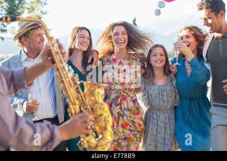 Familie zusammen tanzen im freien Stockfoto