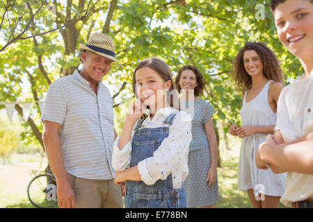 Familie im freien zusammen genießen Stockfoto