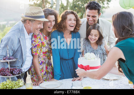 Familie feiert Geburtstag mit Torte Stockfoto