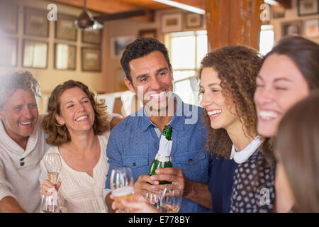 Familie feiern mit Getränken Stockfoto