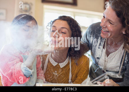 Drei Generationen von Frauen spielen mit Mehl Stockfoto