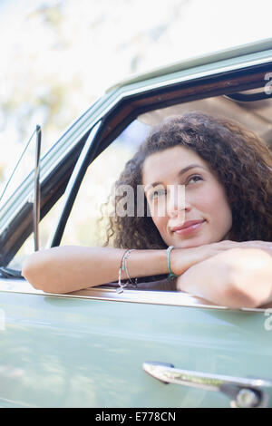 Frau auf Autotür während Autofahrt Stockfoto