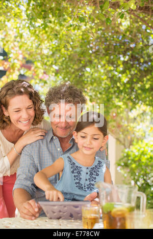Großeltern spielen auf digital-Tablette mit Enkelin Stockfoto