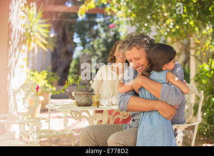 Großvater und Enkelin umarmt im freien Stockfoto