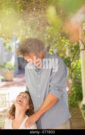 Paar im Freien mit Blick auf einander Stockfoto