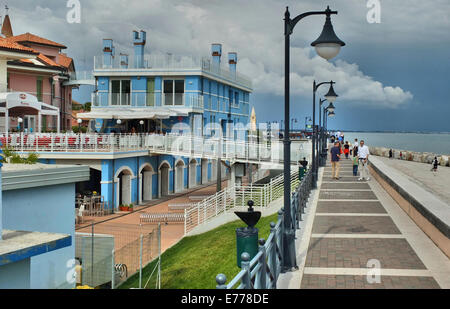 Caorle, Veneto, Italien. Mai 2014 Menschen Spaziergänge entlang der Promenade an der Adria-Küste im Ferienort Caorle Stockfoto