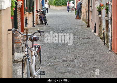 Caorle, Veneto, Italien. Mai 2014, parkten Bikes auf die typische italienische Straße in Caorle-Resrt an der Adria-Küste Stockfoto