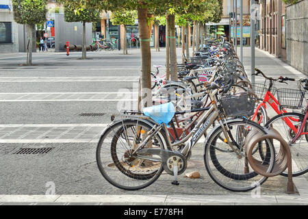 Caorle, Veneto, Italien. Mai 2014 geparkten Fahrrädern entlang der Straße in Caorle, Italien Stockfoto