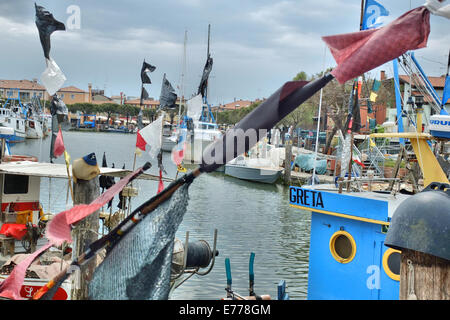 Caorle, Veneto, Italien. Mai 2014, Port Ansicht in Caorle, Italien. Schiffe und Fischerboot sitzen am Hafen Stockfoto