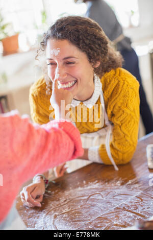 Tochter Mutter Nase Mehl aufsetzen Stockfoto