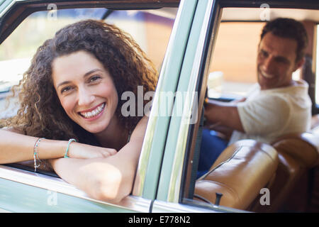 Frau auf Autotür während Autofahrt Stockfoto