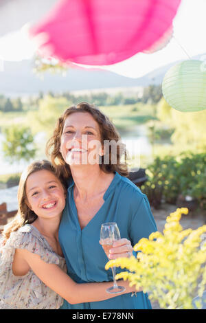 Mutter und Tochter umarmt am Familien-Picknick Stockfoto