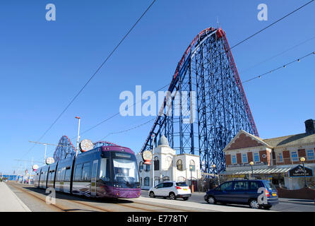 Eine Tram vor der großen Achterbahn in Blackpool Pleasure Beach, Blackpool, Lancashire Stockfoto